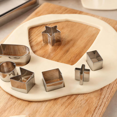 YomiFamily gingerbread door cutter ensures precise opening shapes.