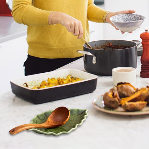 YumiPLUS large-capacity spoon rest holds multiple utensils without clutter.