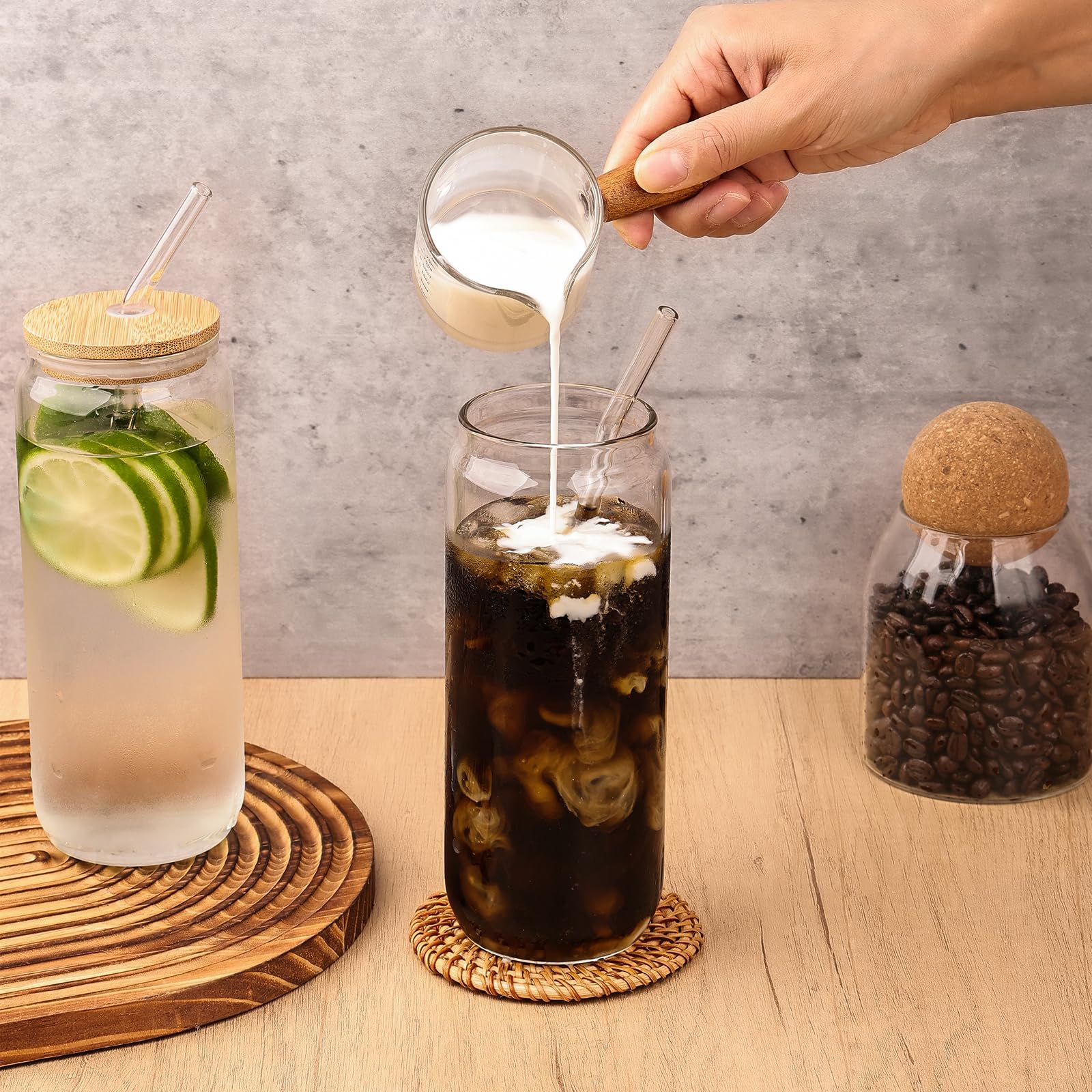 YUNCANG bamboo lids on glassware for spill-resistant reuse.