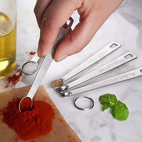 YUNNKEEY 14-piece set covers common sizes for spices, liquids, and batters.