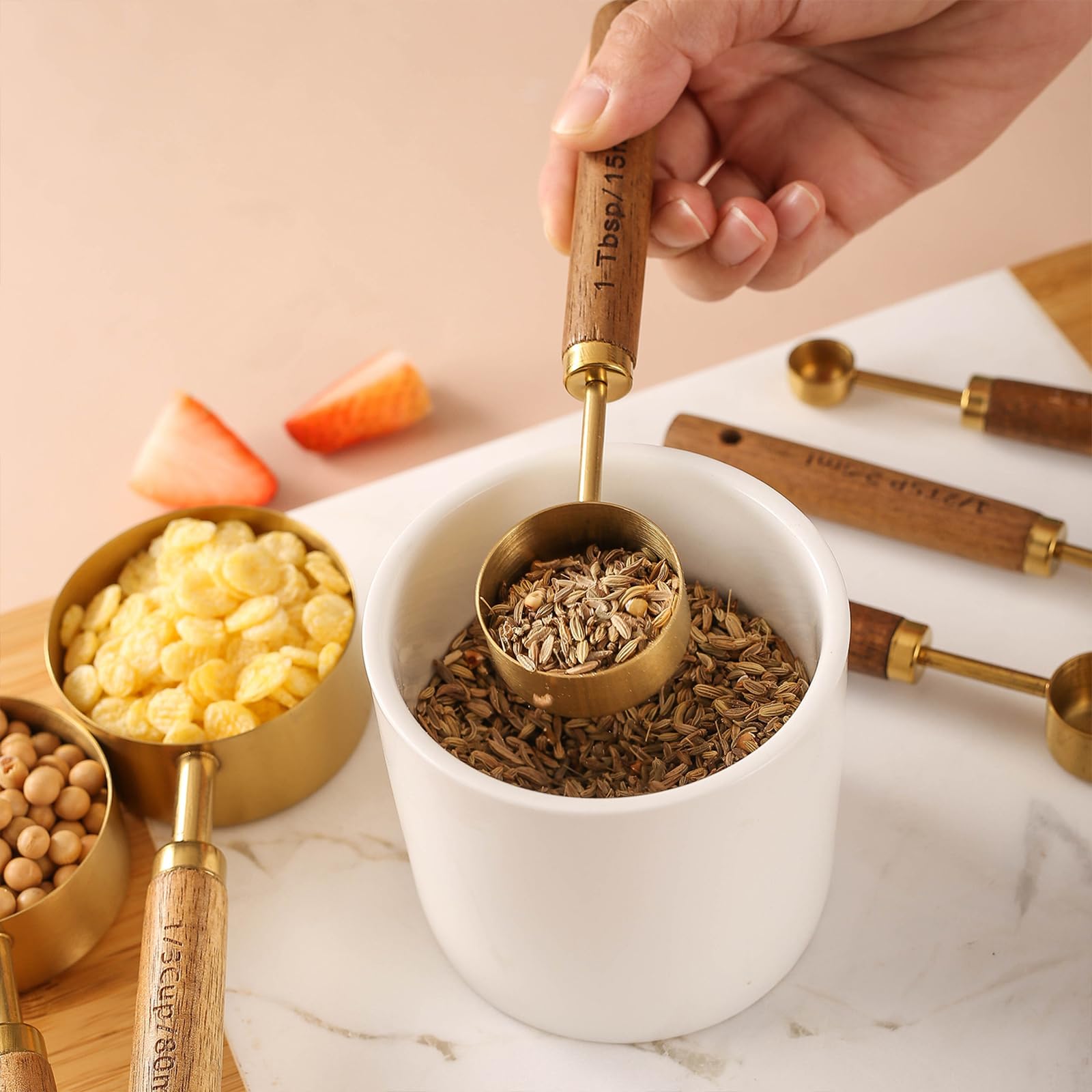 Yuzi easy-clean golden measuring set keeps the kitchen tidy after cooking.