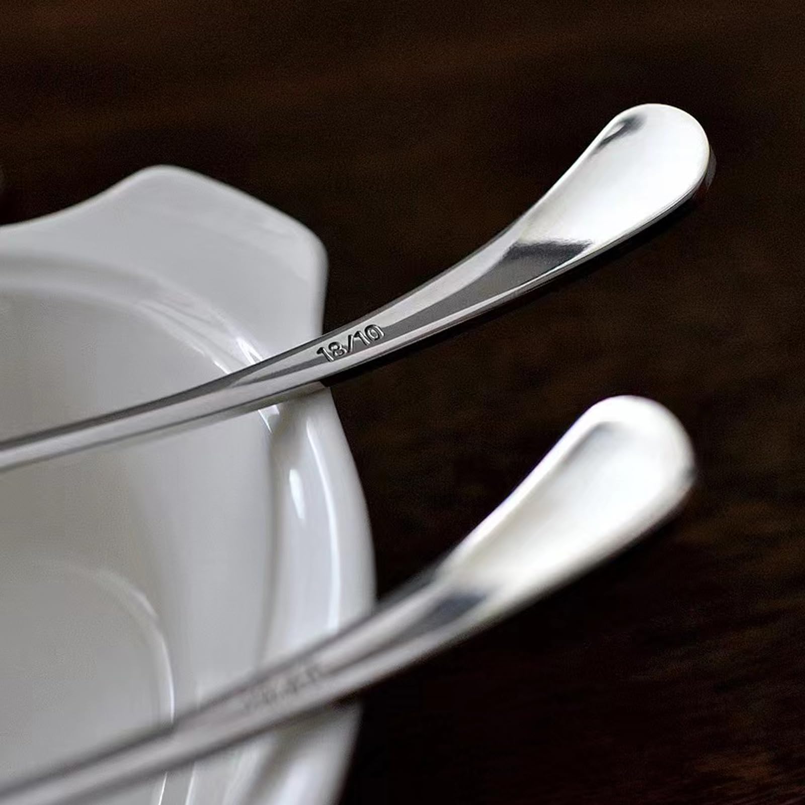 ZDFQly mirror-polished ladle adds a touch of silverware elegance to any setting.