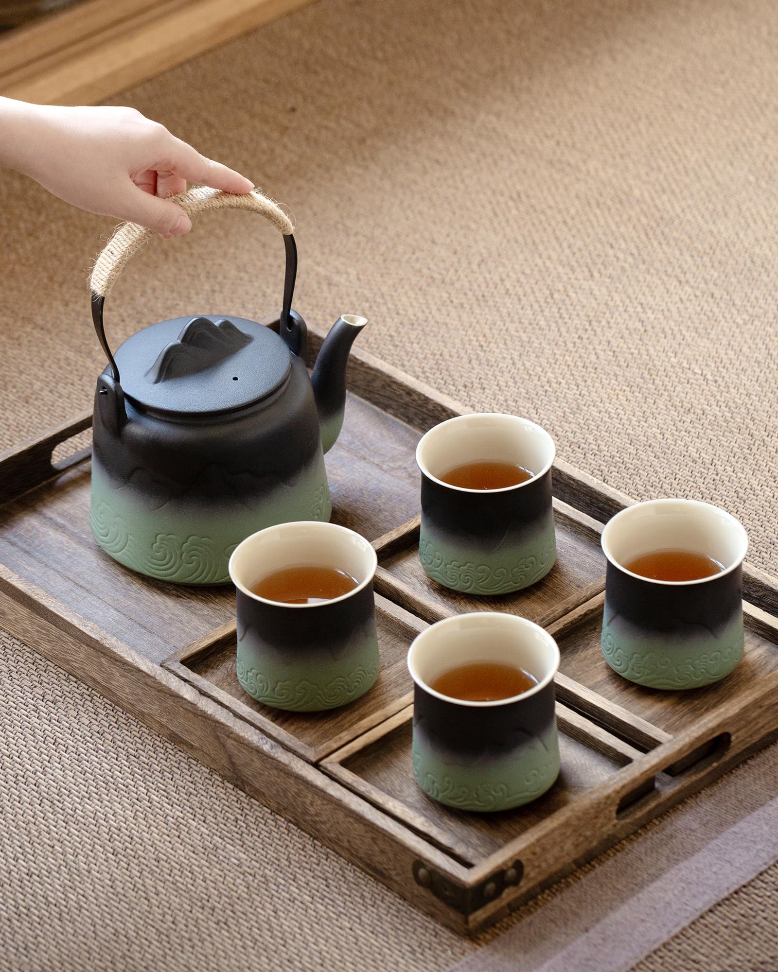 ZENS cotton tea towel helps absorb drips and protect the table.