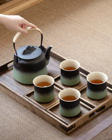 ZENS cotton tea towel helps absorb drips and protect the table.