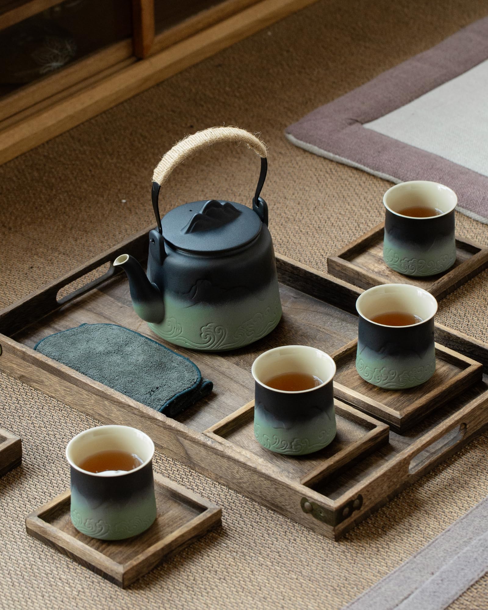 ZENS teapot lid displays embossed mountain motif for a timeless aesthetic.