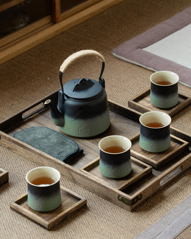ZENS teapot lid displays embossed mountain motif for a timeless aesthetic.