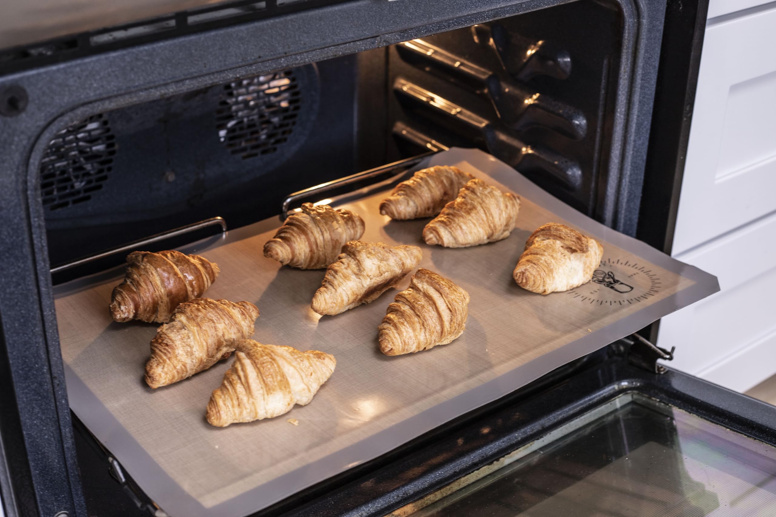 ZETHYR STREET cookies and macarons bake perfectly on the mat for professional results