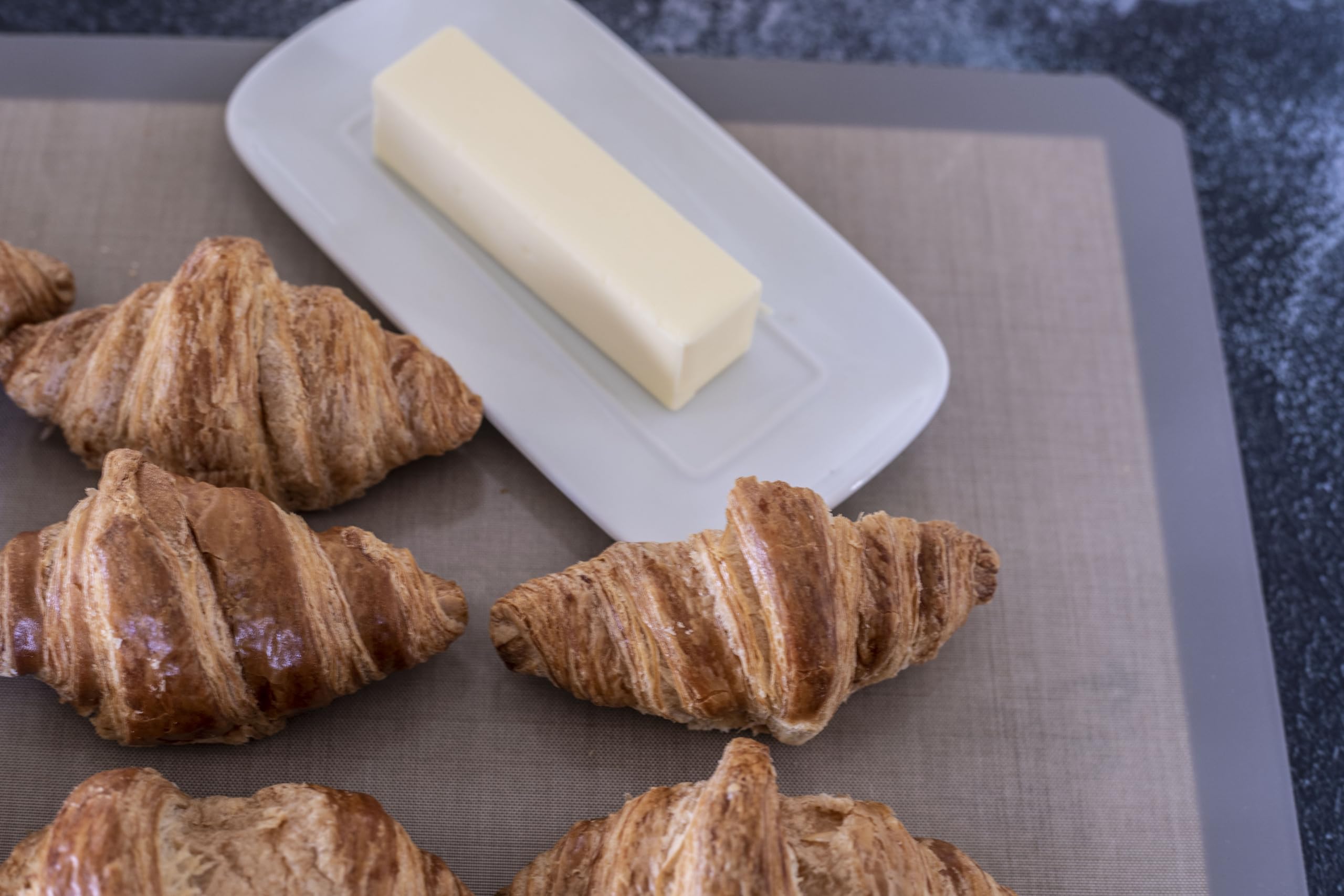 ZETHYR STREET oven-safe silicone baking mat withstands heat for roasting