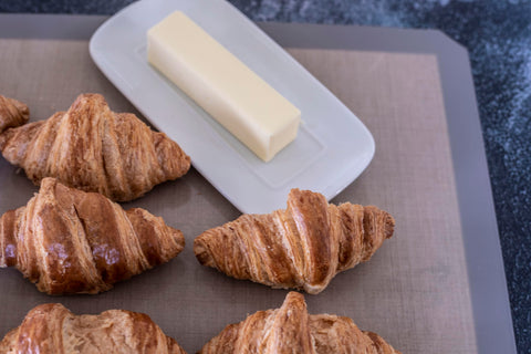 ZETHYR STREET oven-safe silicone baking mat withstands heat for roasting