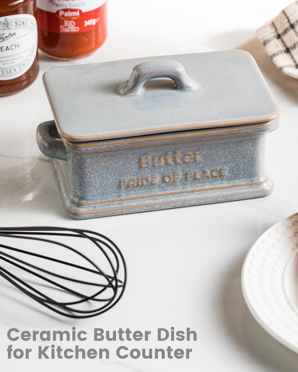 Zoeeker dual-handle butter dish for secure grip when moving from fridge.