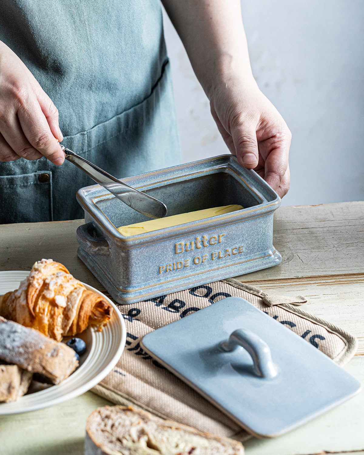 Zoeeker butter dish makes a thoughtful gift for cooks and bakers.