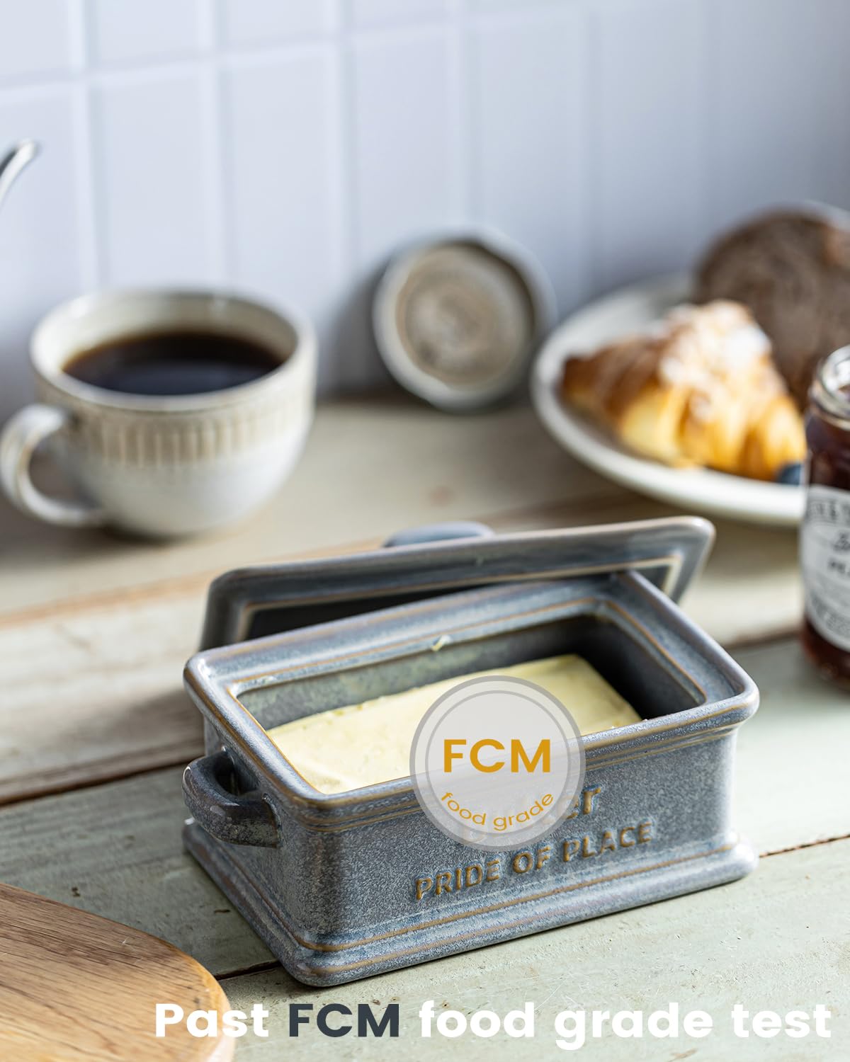 Zoeeker ceramic lid ensures smooth removal during table service.