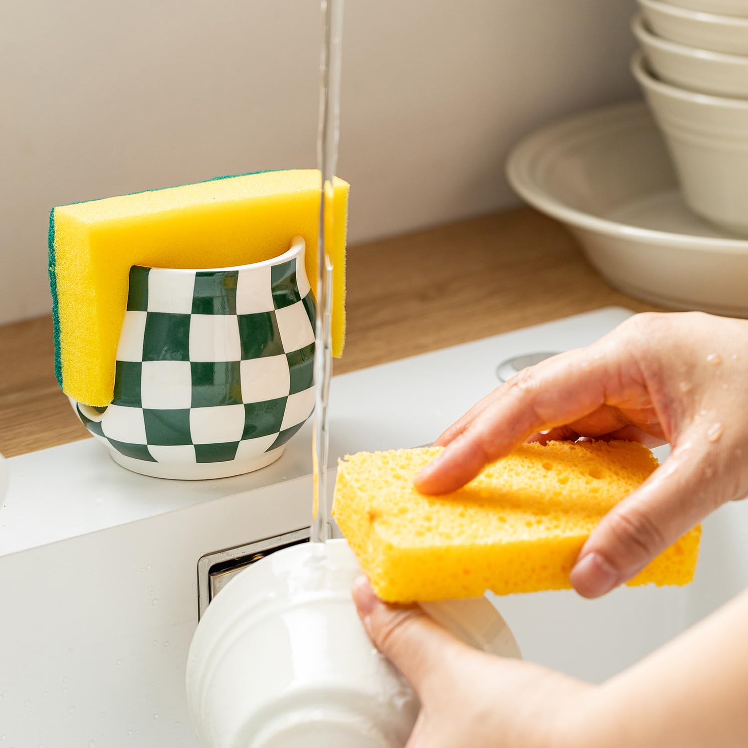 Zoeeker Christmas decor sponge holder in green and white.