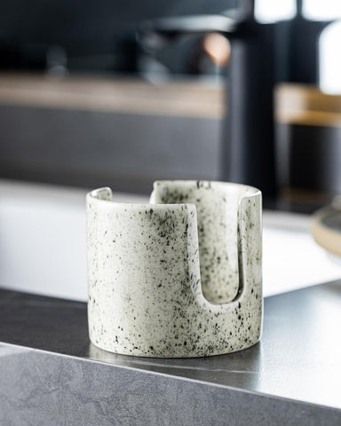 Zoeeker sponge holder is lightweight and easy to move without installation.