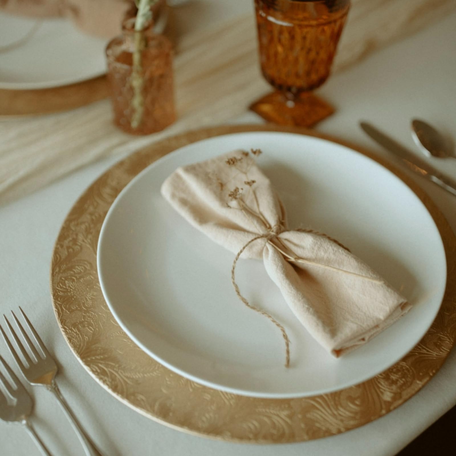 ZOOFOX floral charger plate design suits weddings and parties beautifully.