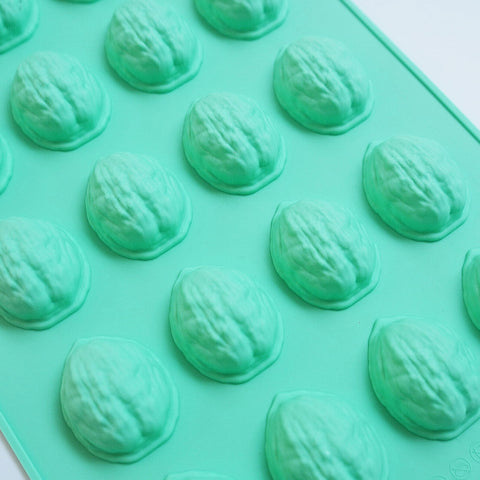 Zorazio walnut-pattern detail creates authentic texture on cookies.