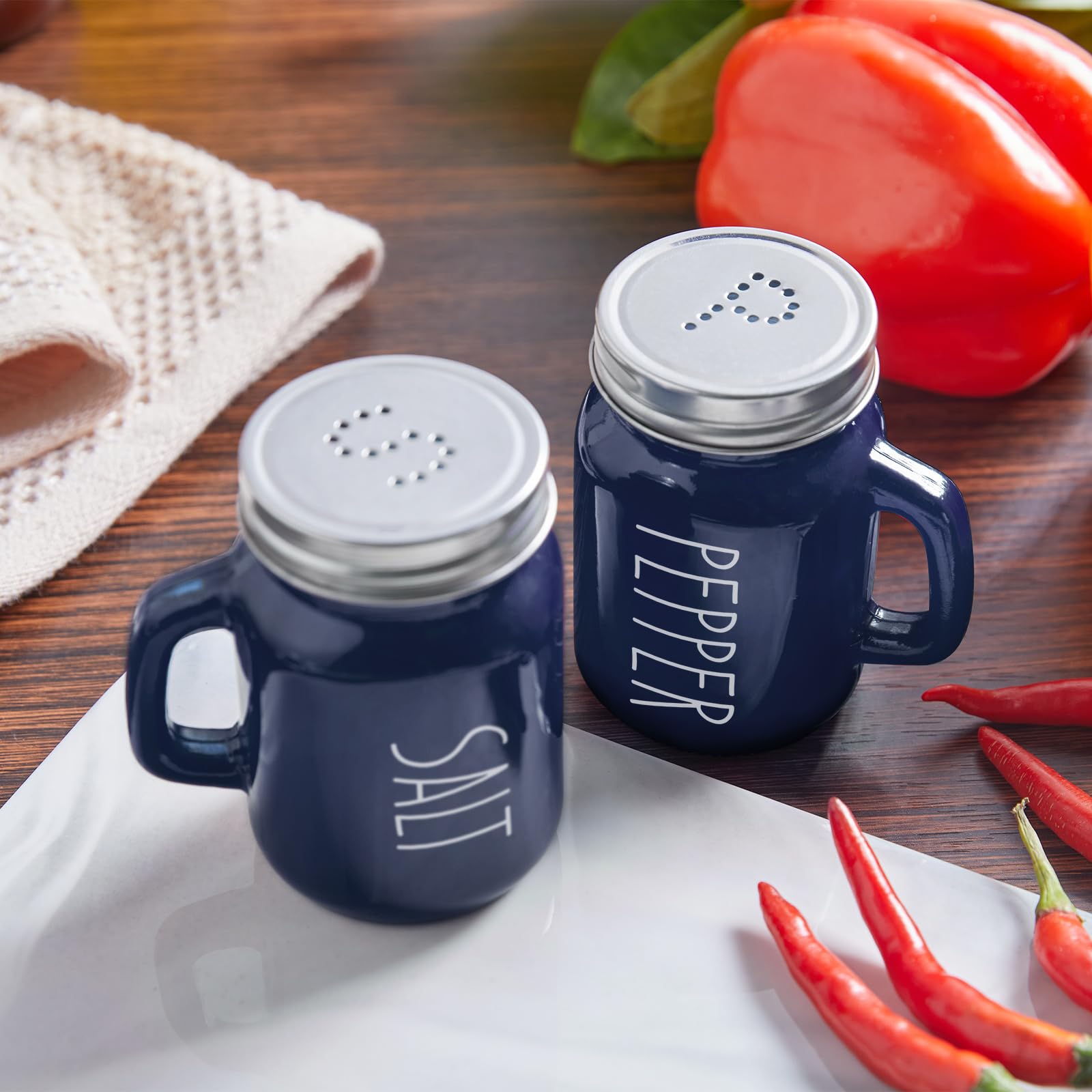Easy-grip glass shakers from ZOSUJO during meal prep.