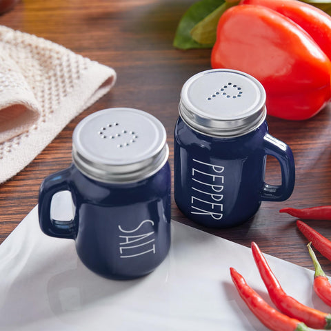 Easy-grip glass shakers from ZOSUJO during meal prep.