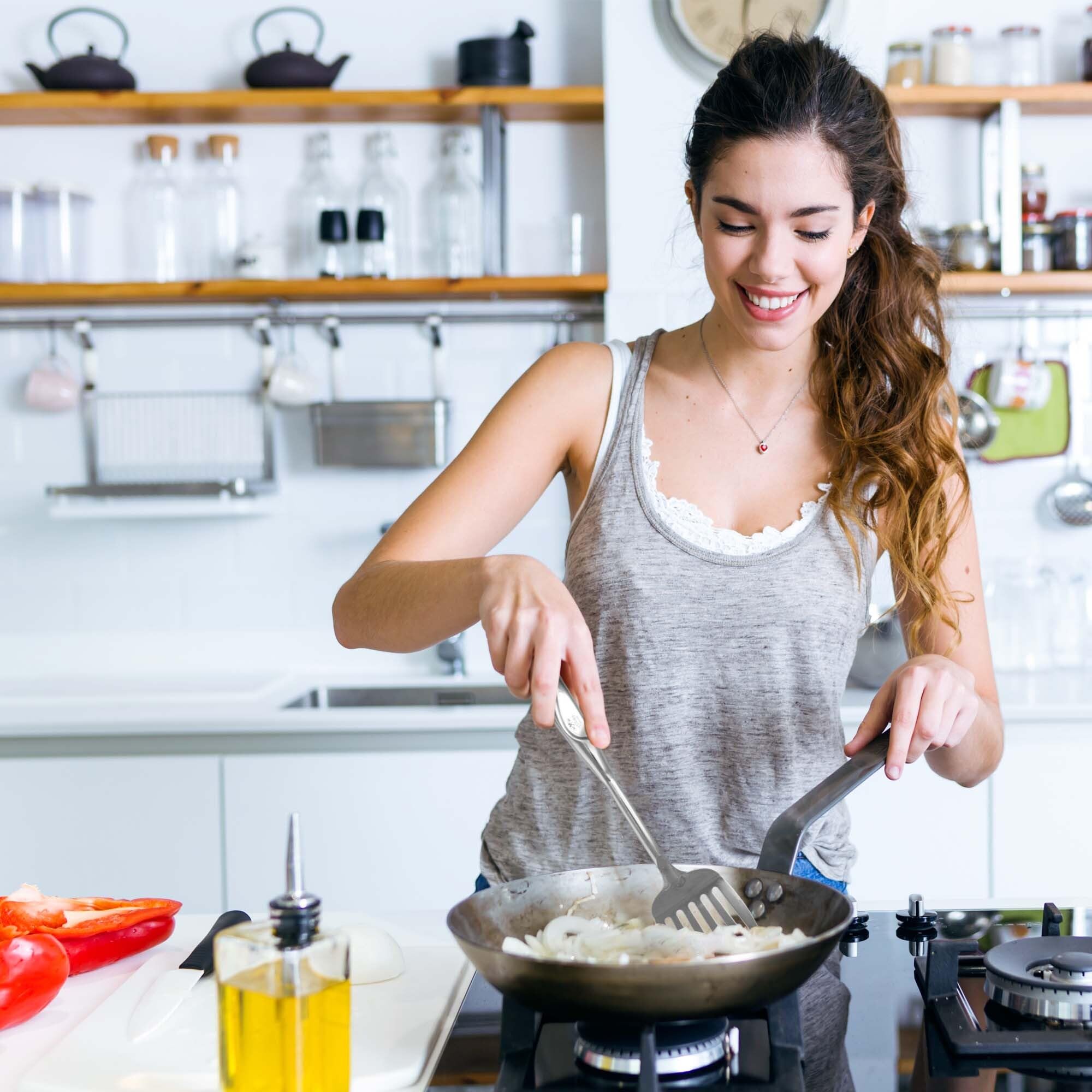 Zulay Kitchen non-slotted spatula demonstrated for sauces and delicate sauteing