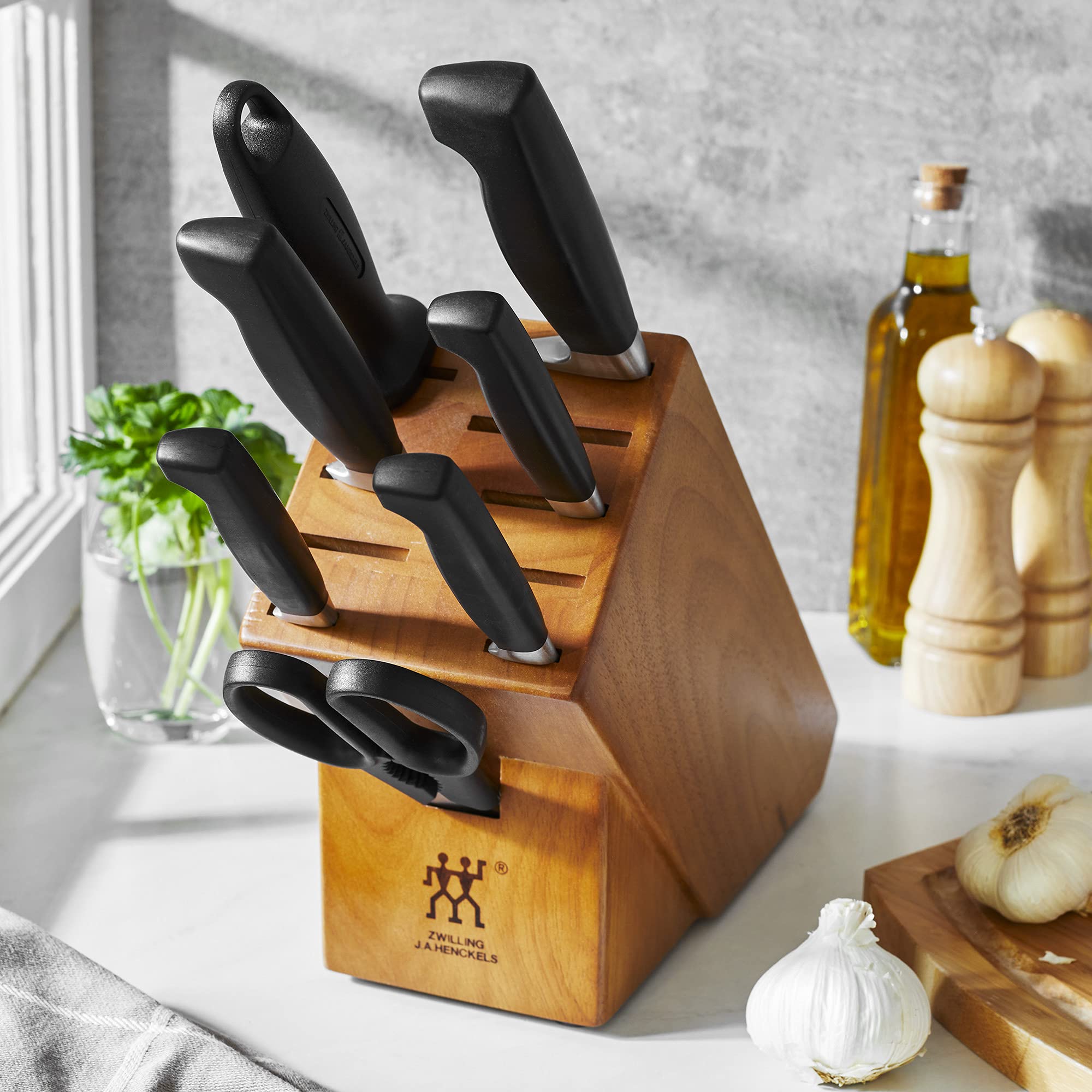 ZWILLING honing steel image illustrating easy maintenance and edge retention