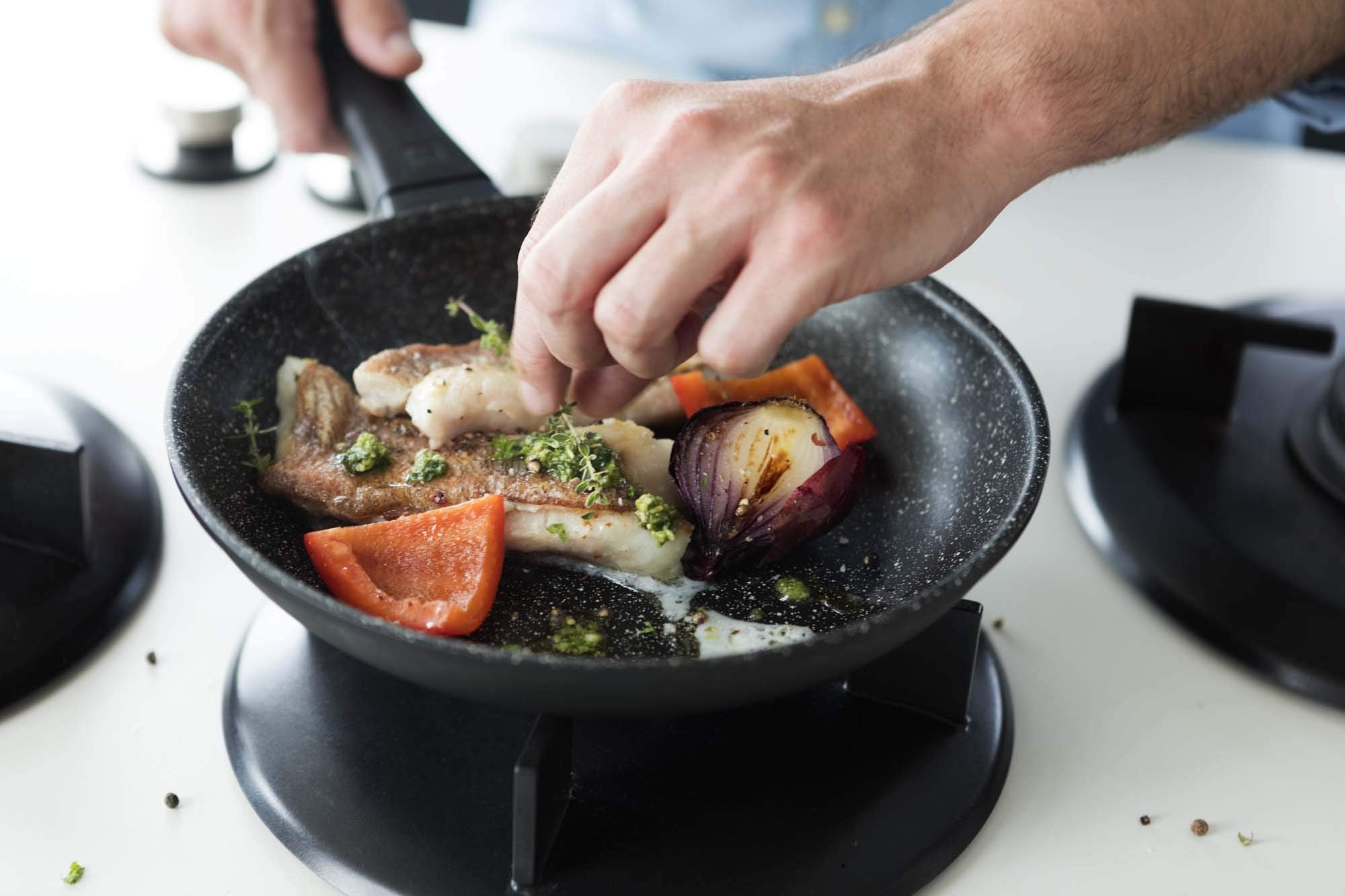 ZWILLING Madura Plus plasma primer demonstrates scratch resistance with metal utensils.