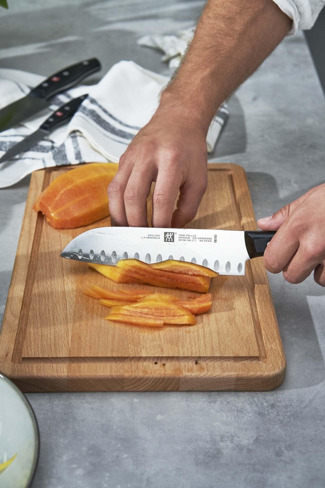 ZWILLING Twin Signature laser-guided edge; consistent sharpness for prep tasks.