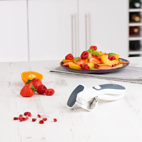 Zyliss E930043 sturdy plastic and stainless steel build